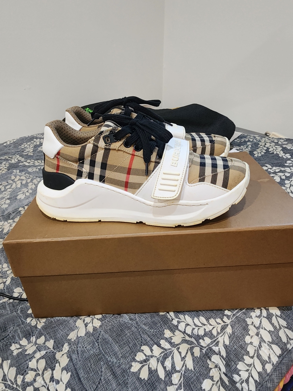 Burberry Beige Check Low-Top Women Sneakers with White Sole - Picture 3 of 10